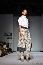 Model walk the ramp for Rishta by Arjun Show at Wills Lifestyle India Fashion Week 2012 day 3 on 8th Oct 2012 (47).JPG